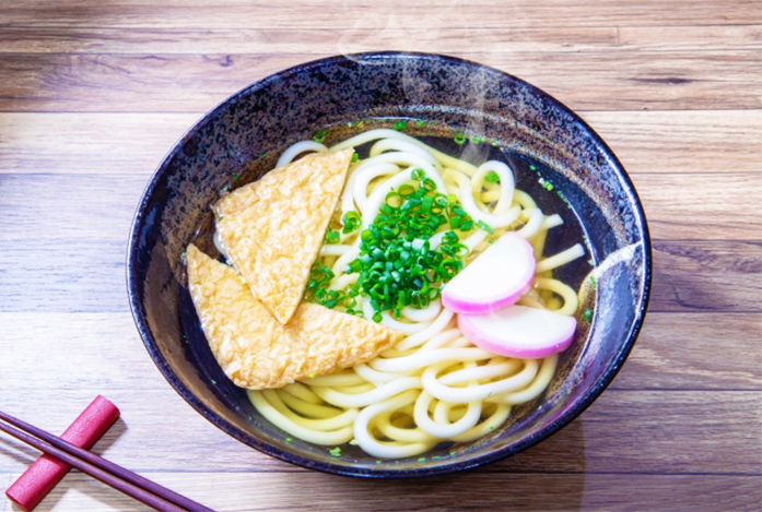 うどん(きつね・こぶ・玉子とじ・わかめ)